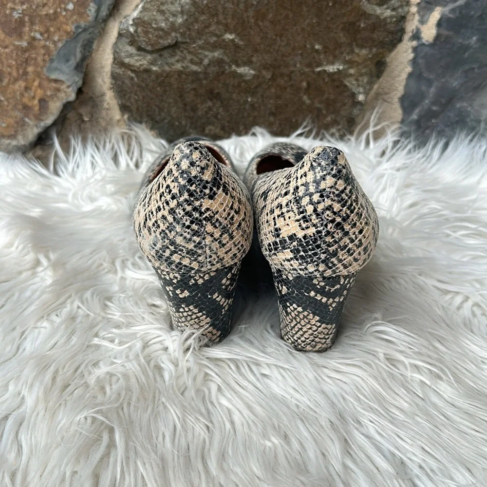 VIONIC Antonia Snakeskin Closed Toe Wedge Casual comfort low wedge sz 10